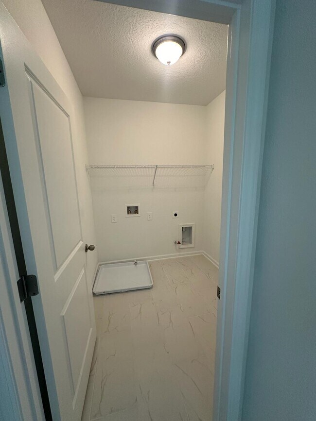 Building Photo - 572 Silver Landing Dr