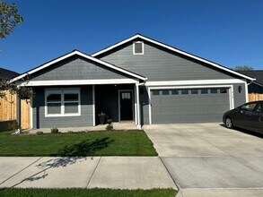 Building Photo - MOVE IN SPECIAL - Beautiful Newer 3 Bedroom / 2 Bath Home in NE Madras - PENDING APPLICATION