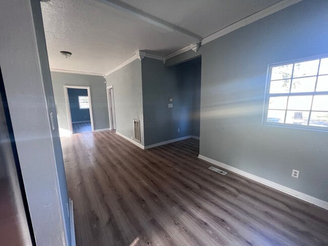 Building Photo - CHESAPEAKE - CUTE RENOVATED 3 BEDROOM COTTAGE