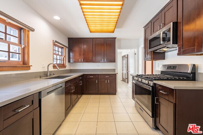 Building Photo - 319 S Orange Dr