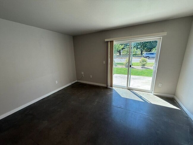 Building Photo - 2901 Waverly Dr SE
