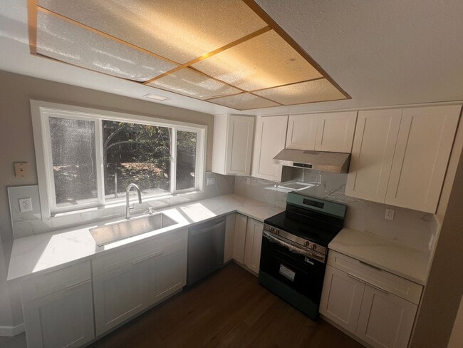 Building Photo - Wonderfully updated Waterman Highlands Home