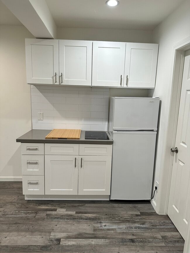 Kitchen area - 4032 Inglewood Blvd