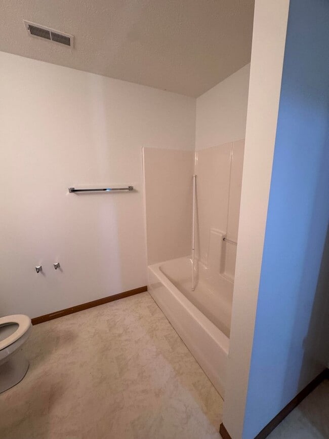 Building Photo - 5 Bd 2.5 Ba