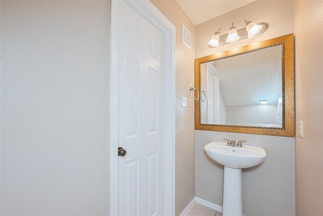 Building Photo - 8714 Ashlawn Dr