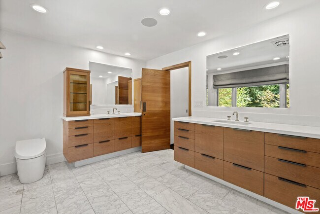 Building Photo - 9684 Wendover Dr