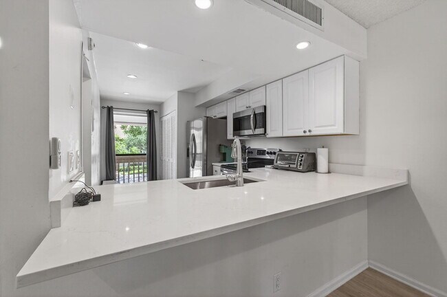 Building Photo - 409 Brackenwood Ln S