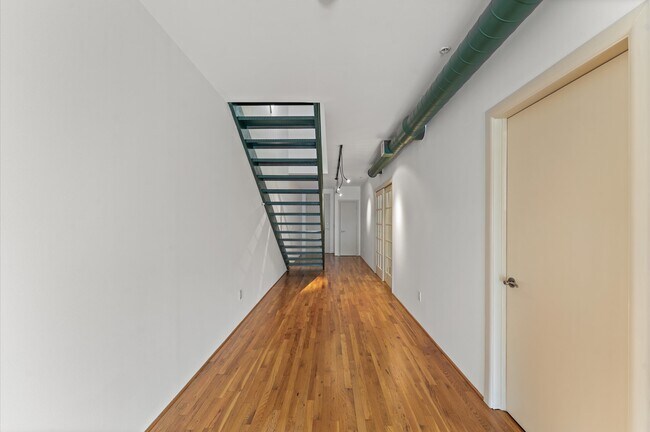 Building Photo - 1005 S Shepherd Dr
