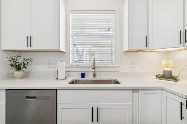 Building Photo - 2011 Villa Sites Dr