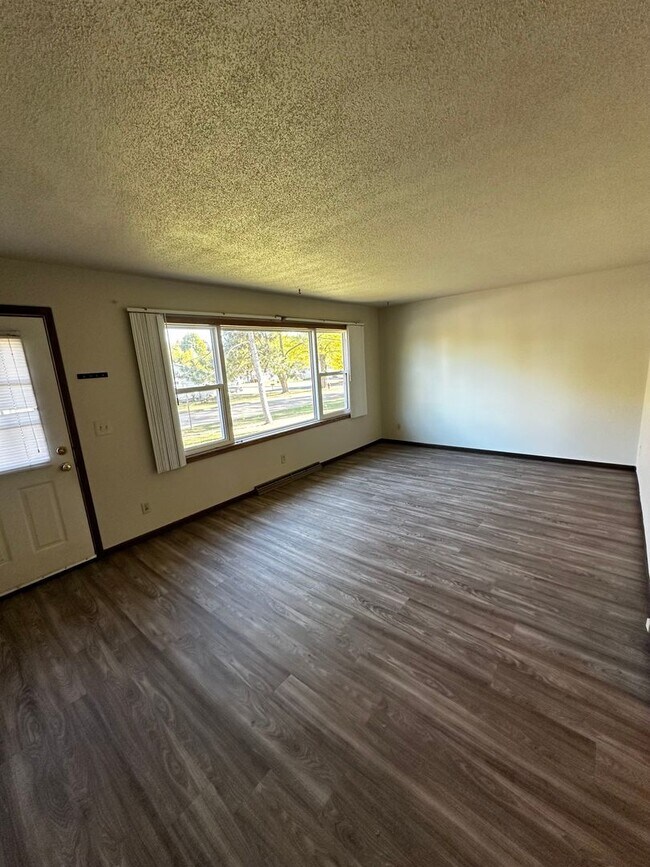 Building Photo - 2820-2822 Beverly Hills Dr