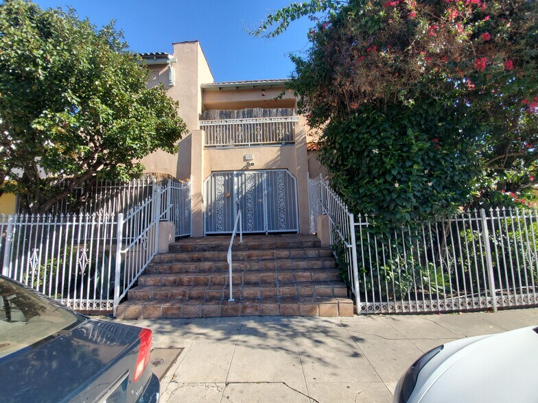 Quiet residential street off Melrose - 608 N St Andrews Pl