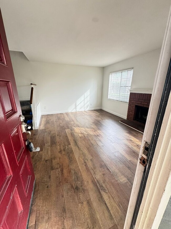 Building Photo - Welcome home to this charming and cozy corner-unit condo in the heart of Rancho Cucamonga!