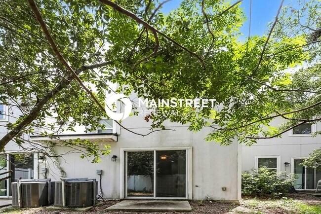 Building Photo - 3 Bedroom Pet-Friendly Home in Jacksonville, FL with Main Street Renewal
