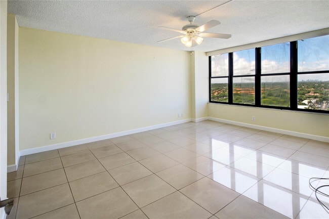 Building Photo - 2500 Parkview Dr