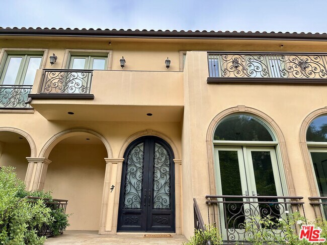 Building Photo - 1447 San Ysidro Dr