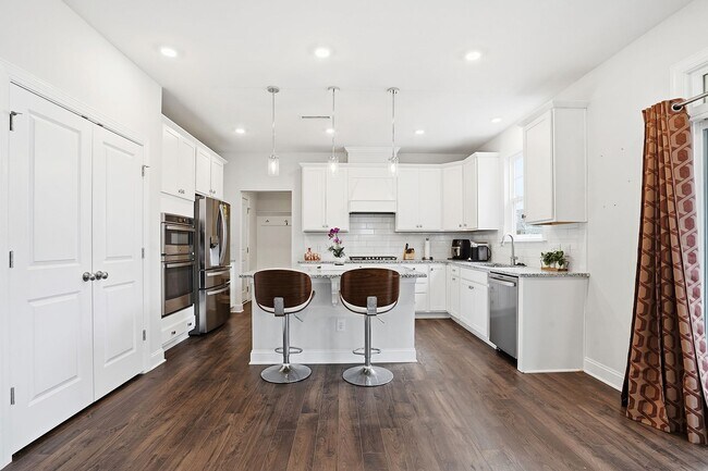 Building Photo - BEAUTIFUL 4 bedroom home, AVAILABLE NOW!