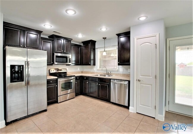 Building Photo - 24603 Rolling Vista Dr