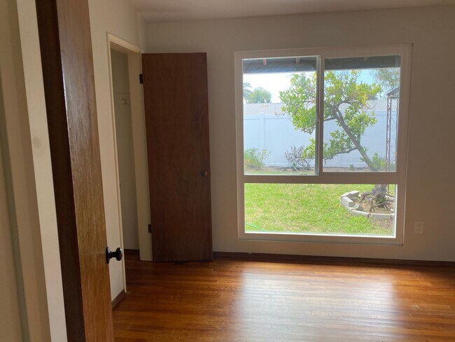 Building Photo - WALK TO SDSU! 5 bed 2 bath House w/ A/C