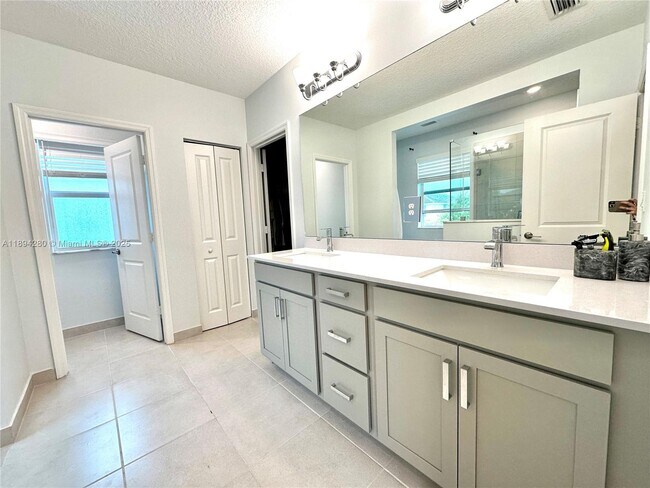 Building Photo - 1101 Azul Ct