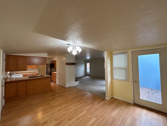 Building Photo - 3 Bedroom / 2 Bathroom in Bend's Orchard D...