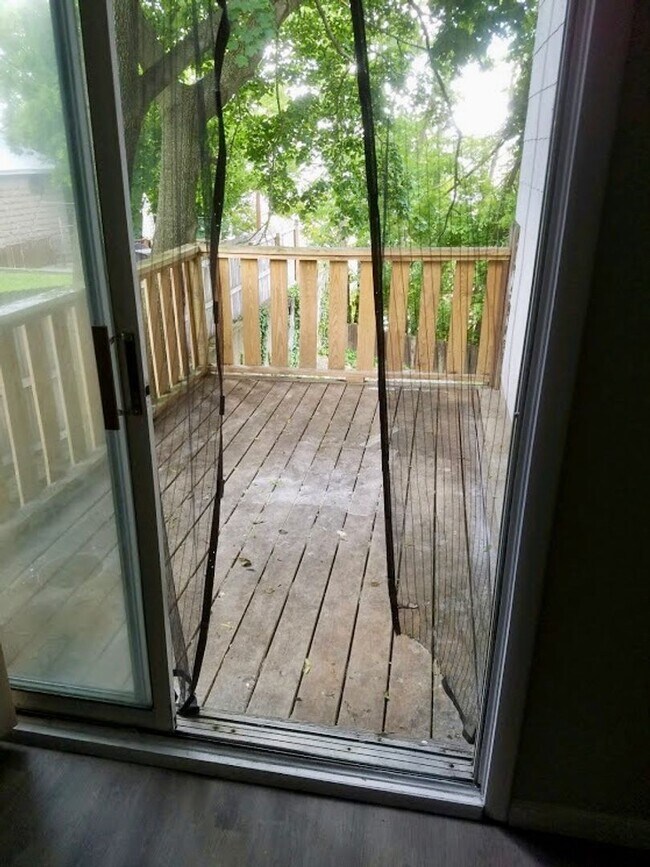 Building Photo - *** Beautiful & Updated Apartment in Mt. Washington * 1 Block to Grandview Ave * Pet Friendly * A...