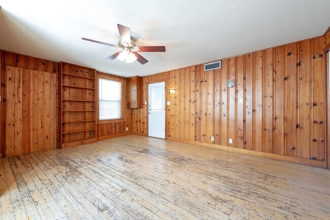 Building Photo - 910 E 38th St