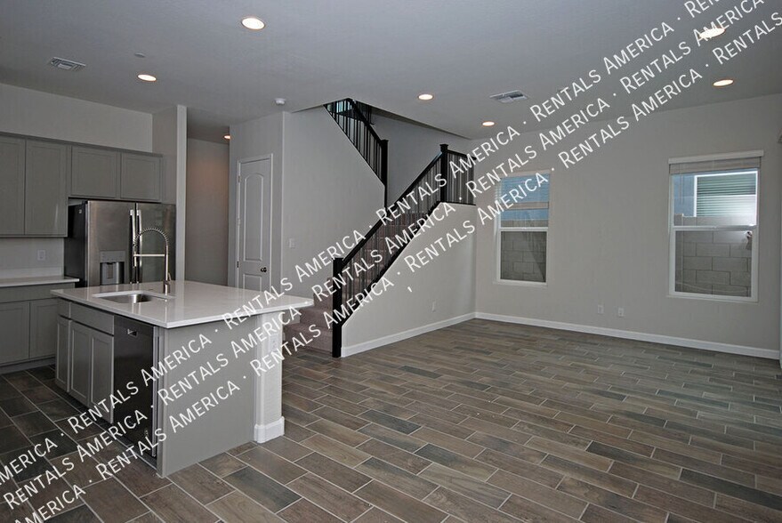 Building Photo - 3725 E Catalina Dr