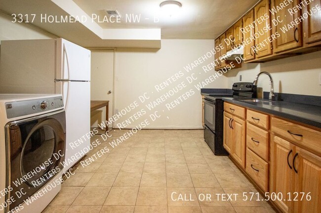 Building Photo - Spacious 5Bd/2.5Bth towhome in the heart o...