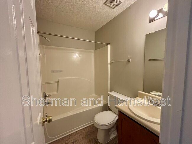 Building Photo - 406 Commons Dr