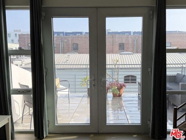 Building Photo - 940 E 2nd St