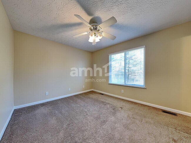 Building Photo - 2422 Hilliard Dr