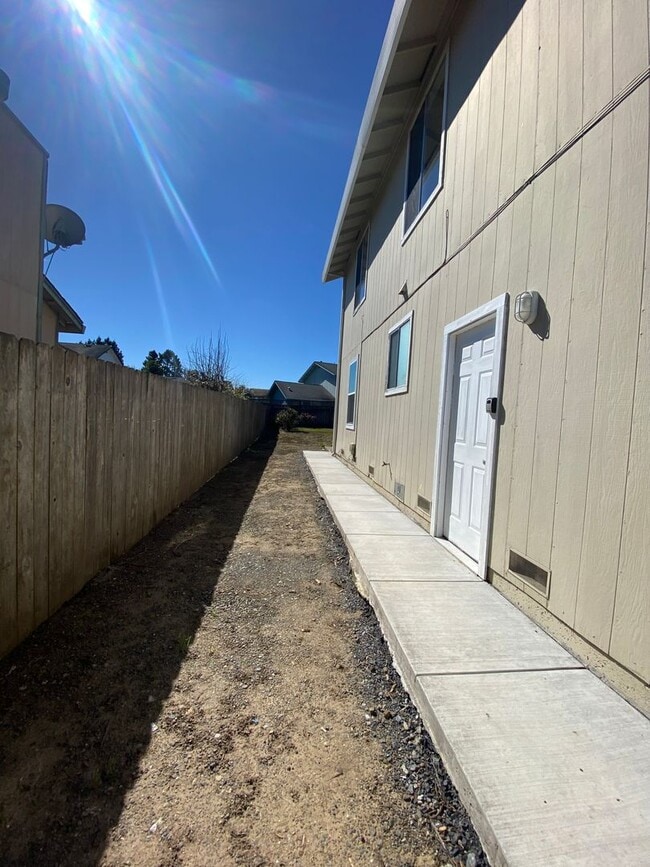 Building Photo - Spacious 2 Bed 2 Bath PG&E & Water Included~