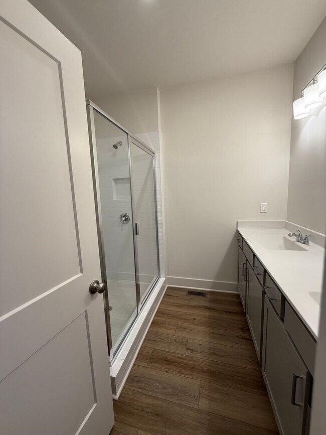 Building Photo - Peaceful City Living close to Everything!