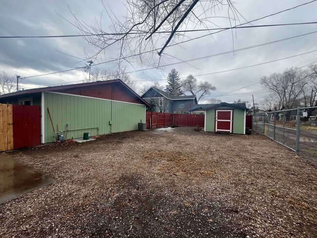 Building Photo - Single Level Home Close to Downtown Redmon...