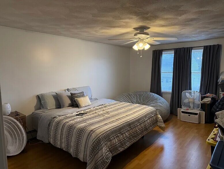 Primary bedroom - 294 Grosvenor Ave