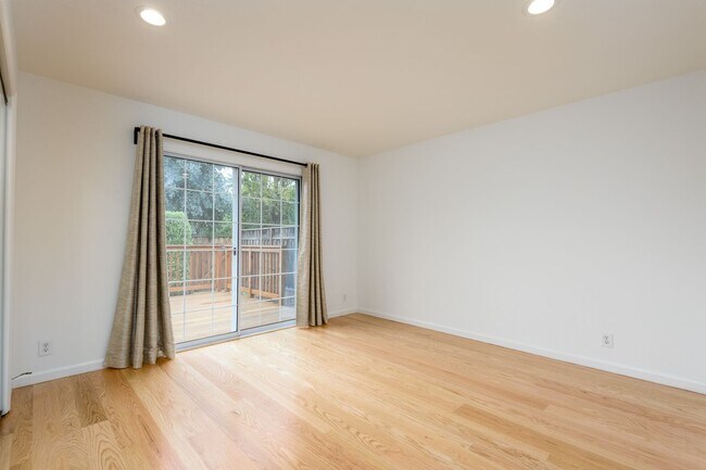 Building Photo - Los Altos 4bd/2.5bth Ranch Home on University Ave.