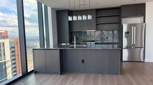 Building Photo - 610 Davis St