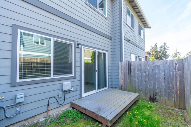 Building Photo - 3 Bedroom/2 Bath townhouse in Kettlecove community