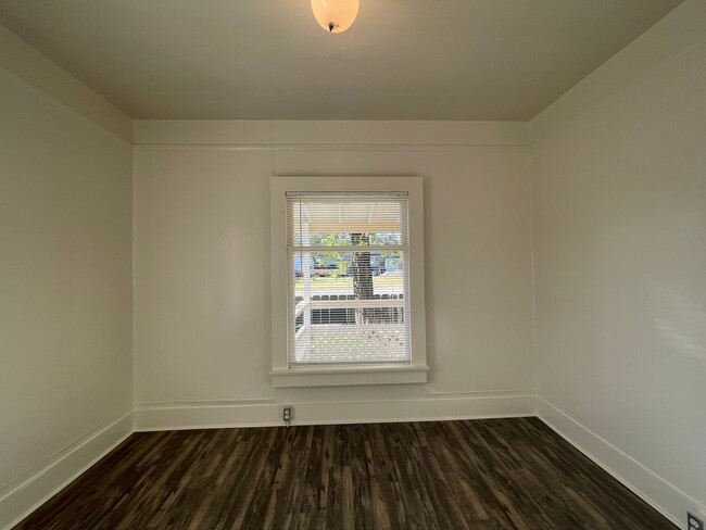Building Photo - 829 15th St