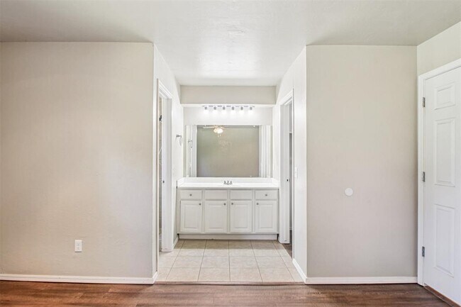 Building Photo - 101 W Vail Dr