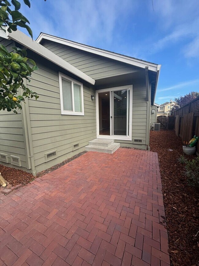 Building Photo - Single level 3 bedroom 2 bathroom home in Windsor's Vintage Greens with new paint and A/C