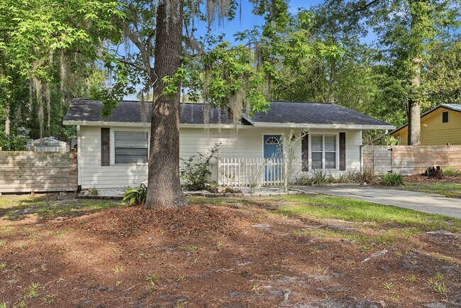 Building Photo - Quiet neighborhood, Centrally located, 3 bedroom 2 bath home in NW