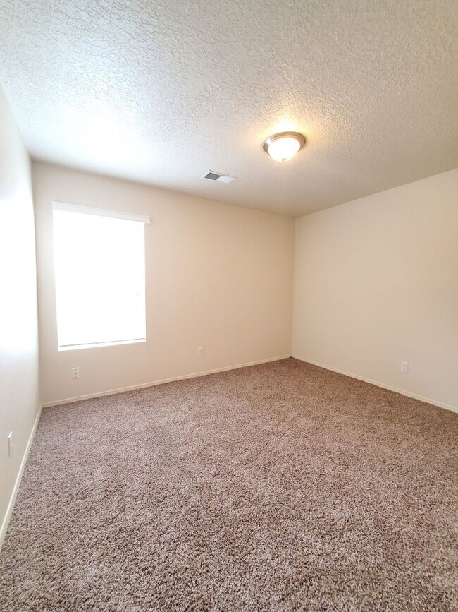 Building Photo - 3 bed 2 bath 1800 sq ft in Huning Ranch!