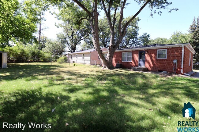Building Photo - 3 br, 1 bath House - 410 N Cotner Blvd