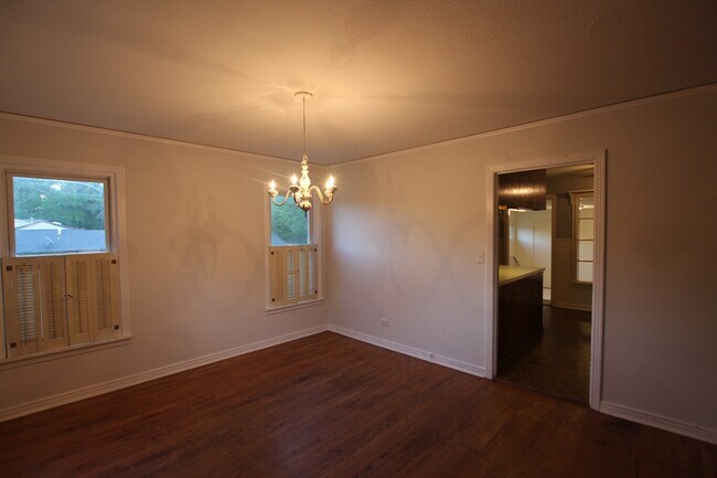 Building Photo - Available-Adorable Large 3 bedroom Home near Downtown!