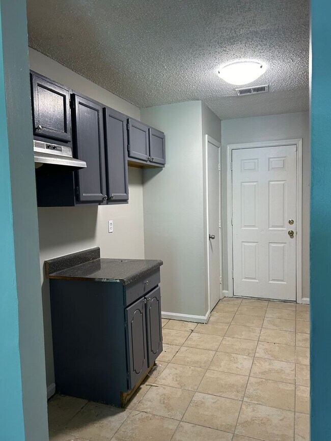 Building Photo - For lease 5 bedrooms at an affordable rate of $1,100.00