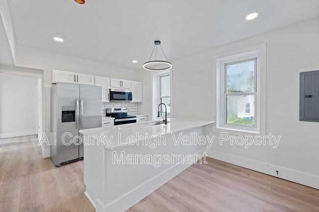 Building Photo - 122 E Goepp St