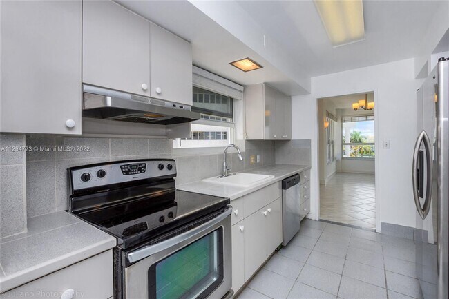 Building Photo - 4925 Collins Ave