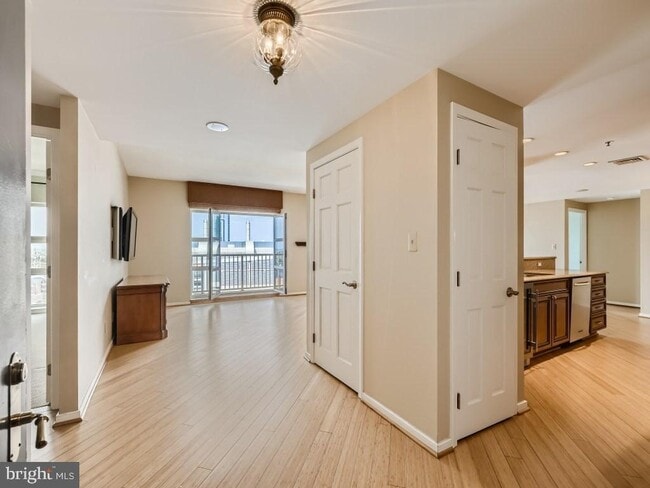 Building Photo - 250 S President St