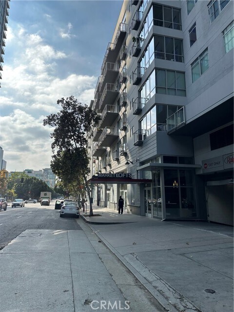 Building Photo - 645 W 9th St